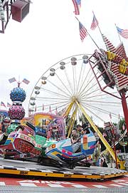Break Dancer und Riesenrad "Golden Wheel" (©Foto: Ingrid Grossmann)